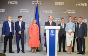 У кулуарах II та III поверхів будинку Верховної Ради України розгорнуто соціальну експозицію «Життя на папері» на підтримку онкопацієнтів